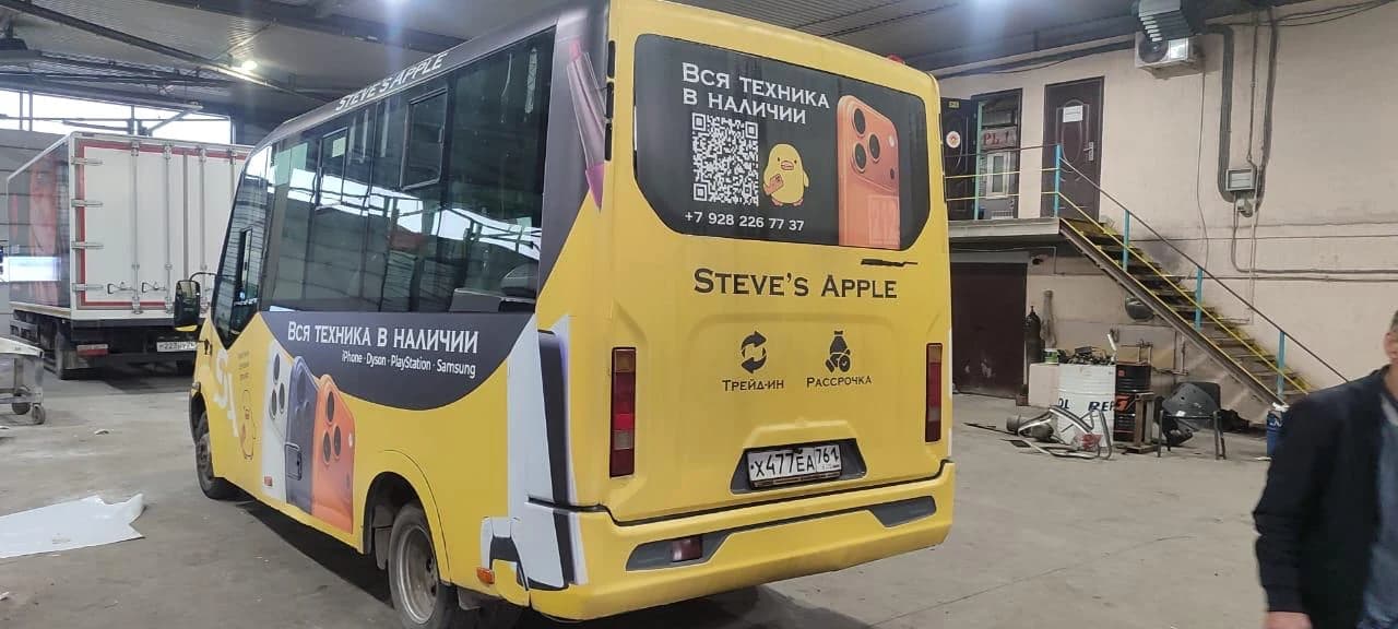 Реклама Steve's Apple на заднем остеклении автобуса